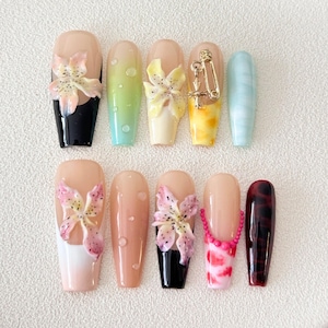 Unhas postiças florais de verão: unhas decoradas com ponta francesa feitas à mão
