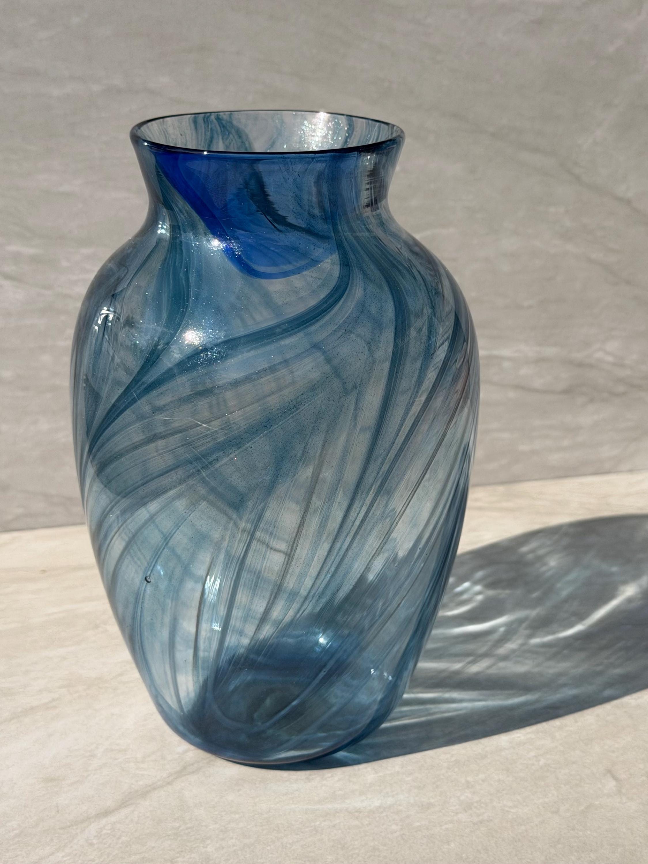 手吹きガラスの花瓶 - 唯一無二の機能的アート - ブルースパークル