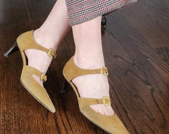 Zapatos Bottega Veneta vintage de ante amarillo mostaza con hebilla de doble correa, tacones D'Orsay / 7.5