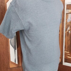 Camiseta masculina vintage Versace Classic V2 listrada em malha canelada, azul acinzentado, anos 90 imagem 5