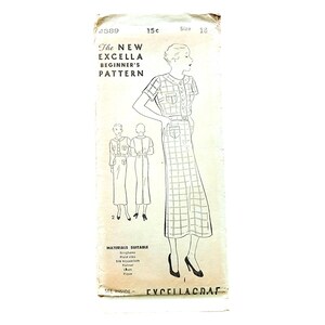 Può includere: Modello di cucito vintage intitolato "The New Excella Beginner's Pattern". Il modello presenta un'illustrazione di una donna in un abito a quadri con maniche corte e tasche. Il modello è taglia 18 ed è adatto a tessuti come il gingham e la flanella.