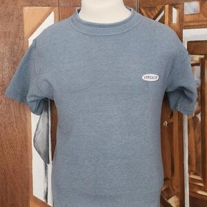 Camiseta masculina vintage Versace Classic V2 listrada em malha canelada, azul acinzentado, anos 90 imagem 3