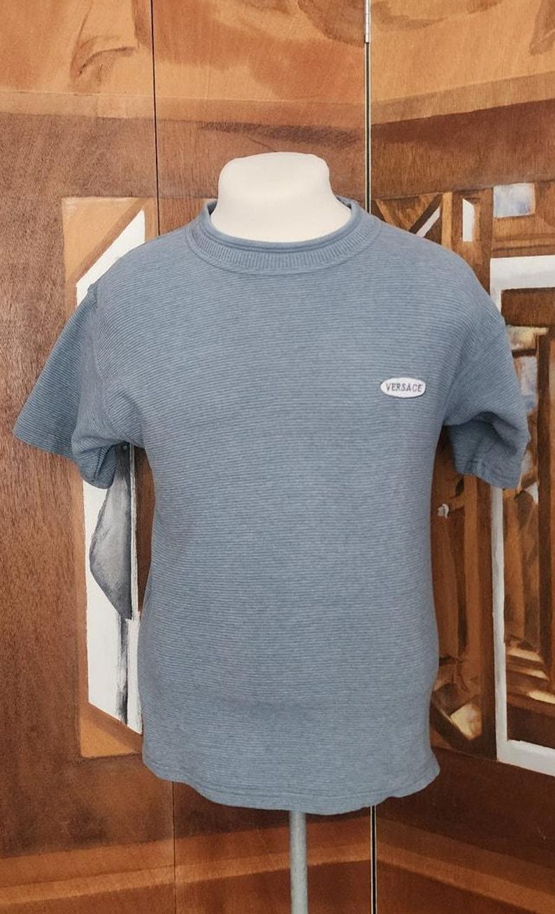 Camiseta masculina vintage Versace Classic V2 listrada em malha canelada, azul acinzentado, anos 90 imagem 3
