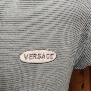 Camiseta masculina vintage Versace Classic V2 listrada em malha canelada, azul acinzentado, anos 90 imagem 4
