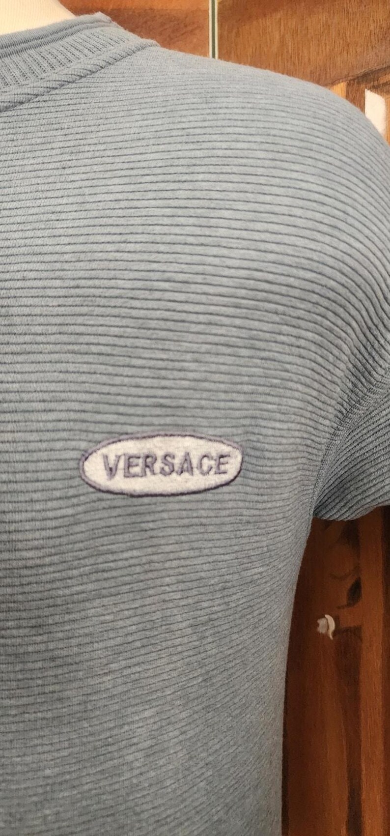 Camiseta masculina vintage Versace Classic V2 listrada em malha canelada, azul acinzentado, anos 90 imagem 4