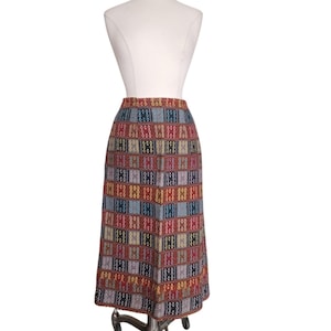 Vintage klederdracht schort rok tapijt weven stijl rood blauw patchwork