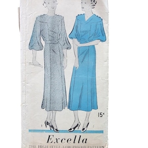 Può includere: Cartamodello Excella vintage, taglia 15, con illustrazioni di due abiti. Il modello include il testo "THE HIGH STYLE-LOW PRICED PATTERN" e "EXCELLAGRAF FOR SIMPLER SEWING". Il design presenta tonalità blu e grigie.