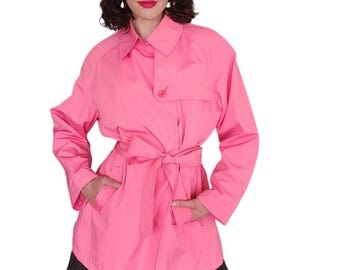 Chaqueta rosa vintage de los 90, gabardina corta con cinturón y estilo elegante.