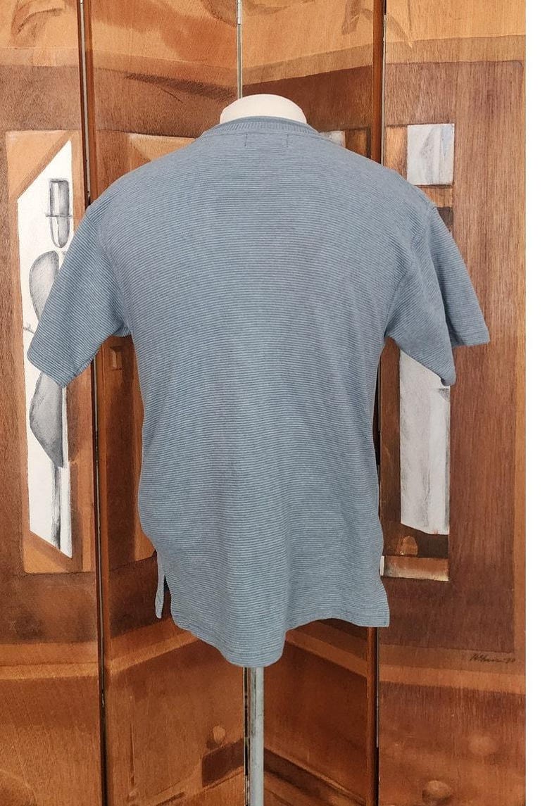Camiseta masculina vintage Versace Classic V2 listrada em malha canelada, azul acinzentado, anos 90 imagem 7