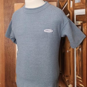 Camiseta masculina vintage Versace Classic V2 listrada em malha canelada, azul acinzentado, anos 90 imagem 2