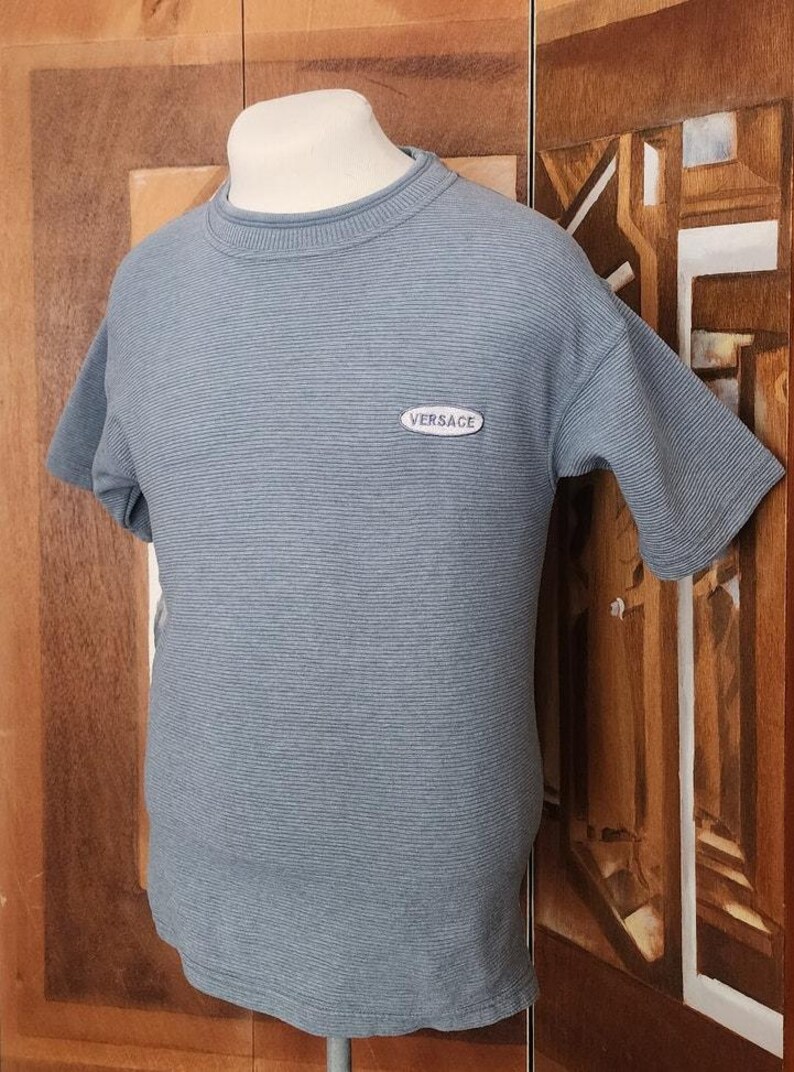 Camiseta masculina vintage Versace Classic V2 listrada em malha canelada, azul acinzentado, anos 90 imagem 2