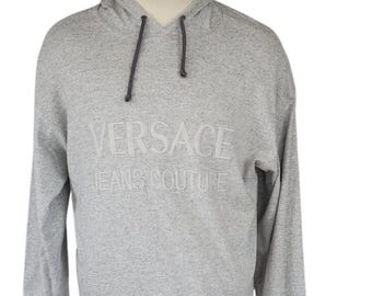 Camisa vintage masculina Versace Jeans Couture cinza, anos 90, com capuz e mangas compridas, tamanho XL.