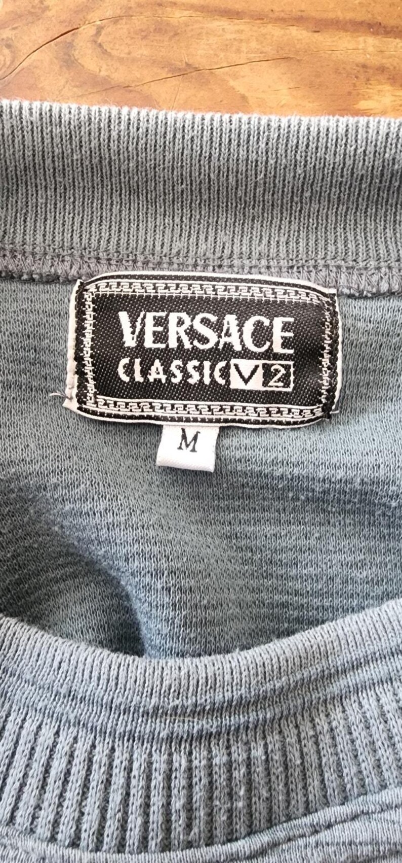 Camiseta masculina vintage Versace Classic V2 listrada em malha canelada, azul acinzentado, anos 90 imagem 8