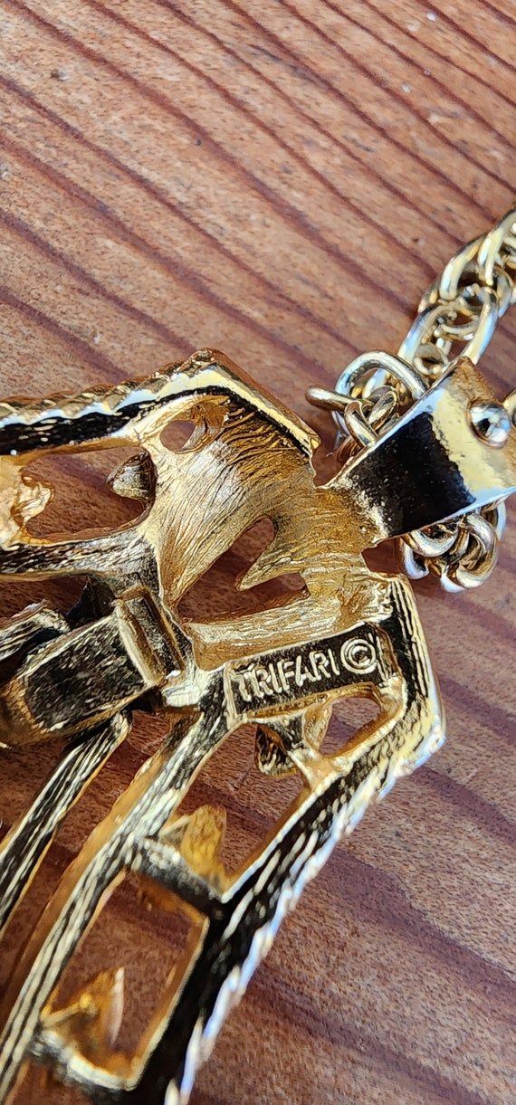 60s Trifari Pendant Necklace Gold Baroque Style - image 10