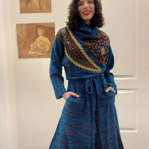 Vestido vintage de los años 80 de KOOS VANDER AKKER, de punto azul verdoso con apliques florales y ribete dorado.