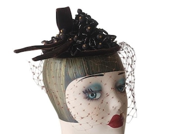 Cappello vintage anni '50 Chanda Marrone Velluto Perline Asimmetrico Fascinator Bonwit Teller