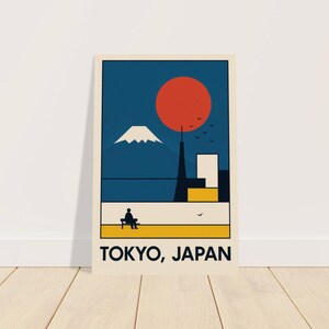 Könnte beinhalten: Ein gerahmter Kunstdruck mit einer minimalistischen Illustration von Tokio, Japan. Das Kunstwerk zeigt den Fuji, eine rote Sonne und eine Person auf einer Bank. Der Text "TOKYO, JAPAN" befindet sich unten auf einem cremefarbenen Hintergrund.