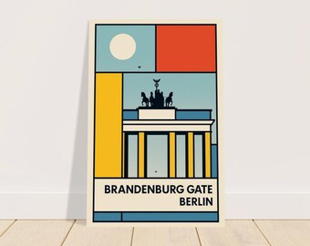 Op de afbeelding: Een ingelijste kunstdruk met een gestileerde illustratie van de Brandenburger Tor in Berlijn. Het kunstwerk maakt gebruik van geometrische vormen en kleurvlakken, waaronder blauw, rood, geel en wit, met de tekst "BRANDENBURG GATE BERLIN" onderaan.