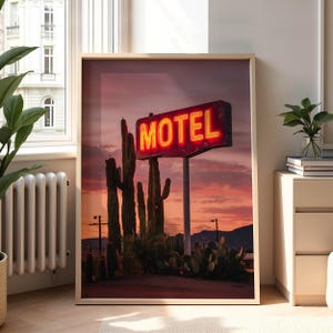 ネオンモーテルサインウォールアートプリント - 砂漠のサボテンと夕日の写真、レトロなアメリカーナロードトリップデコレーション、ヴィンテージトラベルバイブ
