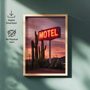 Pode incluir: Impress&atilde;o digital emoldurada com um letreiro de n&eacute;on "MOTEL" contra um c&eacute;u ao p&ocirc;r do sol. A imagem inclui cactos do deserto e uma est&eacute;tica vintage, evocando uma sensa&ccedil;&atilde;o de viagem e design retro.