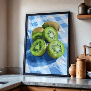 Kiwi Obst Küche Wand Kunst zum Ausdrucken - Frische grüne geschnittene Früchte Illustration auf blauer Vichy-Karo-Tischdecke
