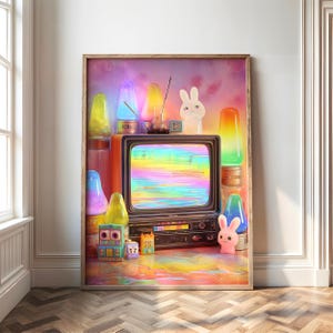Puede incluir: Una impresión enmarcada que presenta un televisor retro con una pantalla estática colorida. La obra de arte incluye varios elementos decorativos como lámparas de lava, figuras de conejos y pequeñas cajas, todo sobre un fondo vibrante y multicolor. El tema general es un estilo pop art nostálgico.