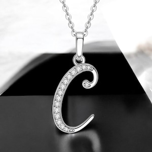Collar con Letra Personalizada en Plata de Ley – Colgante Minimalista con Moissanita VVS1 – Regalo Artesanal para Ella