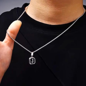 Collar con Inicial – Colgante de Esmalte Negro Estilo Ónix – Collar con Letra de Acero Inoxidable Plateado – Regalo Personalizado para Ella