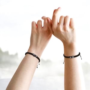 Pulsera de Inicial para Parejas – Pulsera Artesanal con Cuentas y Corazón – Regalo Único para Amigos