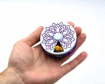 Pastillero de flores budistas: Estuche de polímero no tóxico para 7 días
