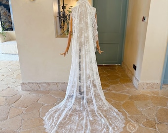 Elfenbensvit spetsslöja, kapellång med ögonfranskant, vintage mantilla spetsslöja, blommig spetsbrudslöja med kam
