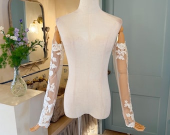 Floral Lace Bridal Sleeves Ivory Lace Sleeves for Wedding Long Fingerless Gloves Lace Chantilly Sleeves Removable Tulle Sleeves Arm Covers