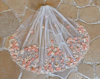 Persikorosa blommig brudslöja, fingertoppslång brudslöja, 3D-blommig spetsslöja, persikofärgad pärlslöja för bröllop, klassisk kamslöja, blommig slöja