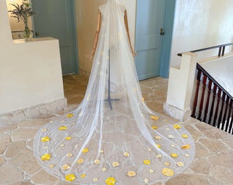 Gul 3D-blommig brudslöja, kapelllängd slöja, cottagecore solros slöja, blommig spetsslöja, enskiktad blomsterslöja, specialanpassad spetsslöja