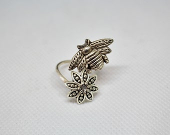 Silver bee with a flower, adjustable ring, animal ring, silver ring, statement ring