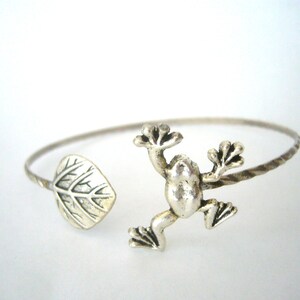 Grodarmband i omlottstil med löv, djurarmband, berlockarmband, armband