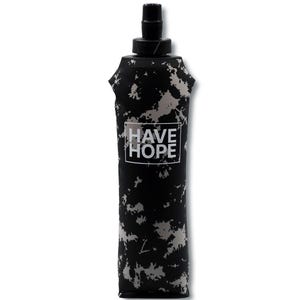 Könnte beinhalten: Eine faltbare schwarze Trinkflasche mit grauem Tarnmuster und einer weißen quadratischen Grafik, die den Text HAVE HOPE in fetten Großbuchstaben enthält. Die Flasche hat einen schwarzen Kunststoff-Trinkverschluss oben und einen flachen Boden.