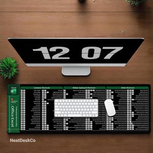Puede incluir: Alfombrilla de ratón negra y verde con atajos de teclado de Excel, con teclado y ratón blancos. La alfombrilla tiene una lista de atajos y el texto "Office Excel". Un monitor de ordenador muestra la hora 12:07.