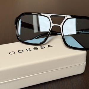 ブラックスクエアアビエーターサングラス（ブルーレンズ）｜モダンレトロアイウェア｜ユニセックスODESSAサングラス