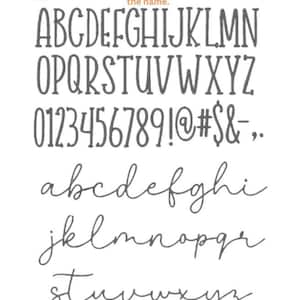 Op de afbeelding: Een weergave van hoofdletters en kleine letters, cijfers en symbolen in twee verschillende lettertypen. De tekst bevat het alfabet, de cijfers 0-9 en diverse symbolen. De afbeelding bevat ook de tekst: "Houd er rekening mee dat de borduurgrootte kan vari&euml;ren afhankelijk van de lengte van de naam."