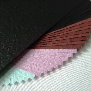 Mystic Black - Paquet de papier froissé uni pour le pliage de papier origami japonais traditionnel - 40 feuilles (*Livraison gratuite de 35 USD dans le monde entier)