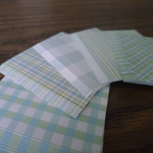 Paquet de papier à carreaux vert sauge doux pour le pliage avec grue en papier origami - 50 feuilles (livraison gratuite de 35 USD dans le monde entier*)