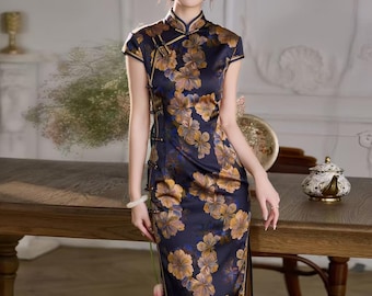 Può includere: Abito blu navy a maniche corte con motivo floreale nei toni dell'oro e del marrone. L'abito presenta un colletto alla coreana e uno spacco laterale. L'abito è realizzato in materiale setoso e ha un design tradizionale cinese.