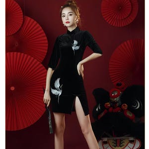 Svart sammets Qipao-klänning med kranbroderi, modern elegant samtida kinesisk lyxig lätt orientalisk cheongsam med slits