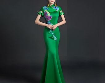 Chinese Qipao-jurk van satijn in zeemeerminstijl, moderne oosterse jurk, nieuwe Chinese stijl, elegante cheongsam met bloemenborduurwerk voor een formeel feest.