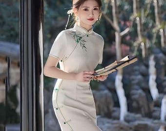 Ivoorwitte moderne qipao-jurk, elegante cheongsam-jurk in Chinese stijl, eigentijdse oosterse midi-jurk, getailleerde jurk met borduursels