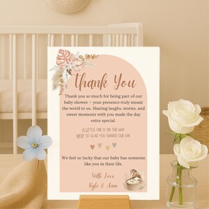 Modèle de carte de remerciement pour baby shower bohème | Modèle de panier Moïse à fleurs neutres modifiable sur Canva | Téléchargement numérique pour baby shower ou baby shower