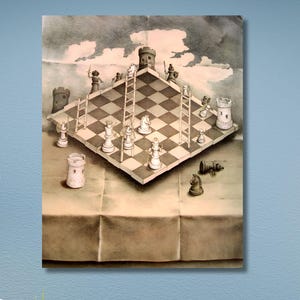 Op de afbeelding: Een ingelijst kunstwerk toont een surrealistisch schaakspel op een schaakbord, met schaakstukken en ladders. Het kunstwerk is in tinten bruin, beige en wit, met een achtergrond van een bewolkte lucht. Het kunstwerk is aan een blauwe muur bevestigd.