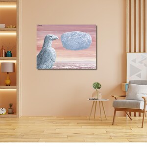 Puede incluir: Una pintura texturizada representa un águila estilizada y una forma de nube azul claro contra un cielo rosa y blanco. La obra evoca una escena costera serena, adecuada para la decoración del hogar.