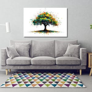 Puede incluir: Impresión artística de un árbol colorido sobre un fondo blanco. El árbol presenta un tronco y ramas de color marrón oscuro, con una vibrante corona de hojas verdes, amarillas, naranjas y rojas. La obra de arte se exhibe sobre un sofá gris y una alfombra estampada.